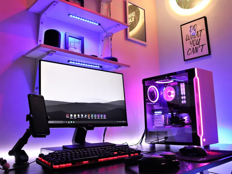 Escritorio gamer con monitor, teclado y PC con iluminación RGB
