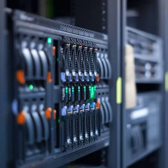 Servidores y equipos de red montados en un rack